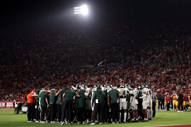 Wayne Matthews injury update: Michigan State LB carted off vs USC
