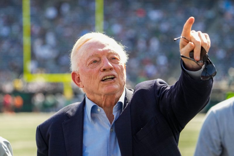 Jerry Jones flips off Jets fans during Cowboys’ Week 5 win
