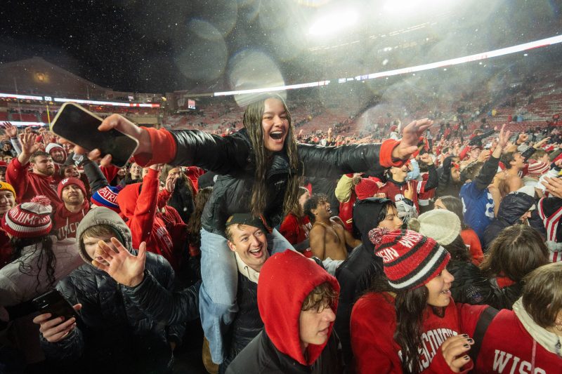 Wisconsin fans storm field after Badgers snap six-game losing skid