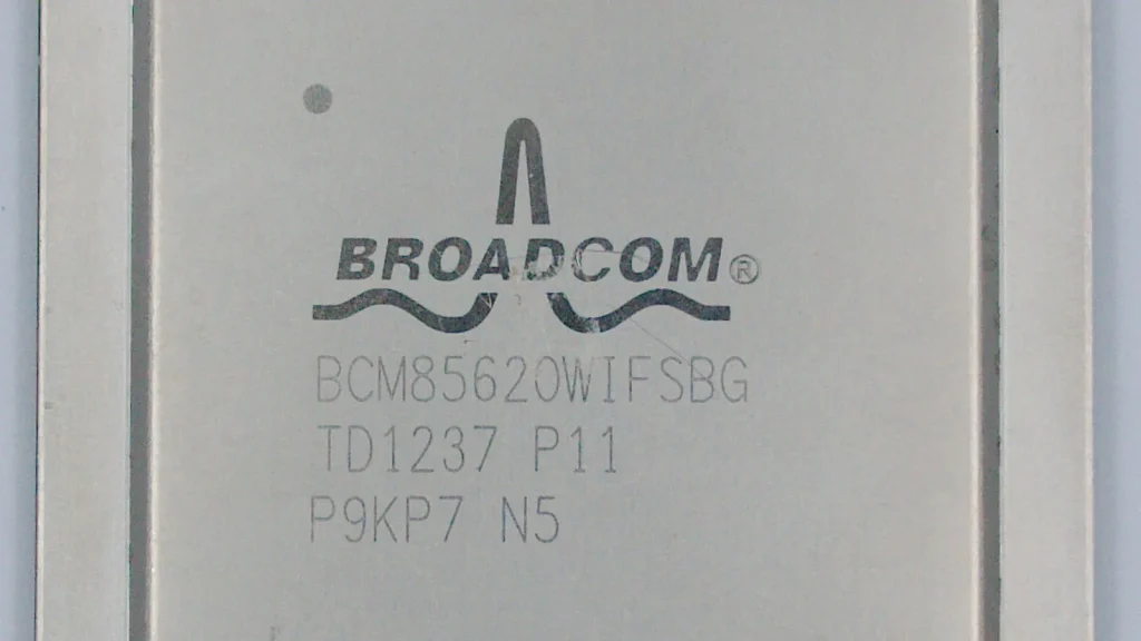 Broadcom AVGO stock prediction: $560 bull vs $265 bear