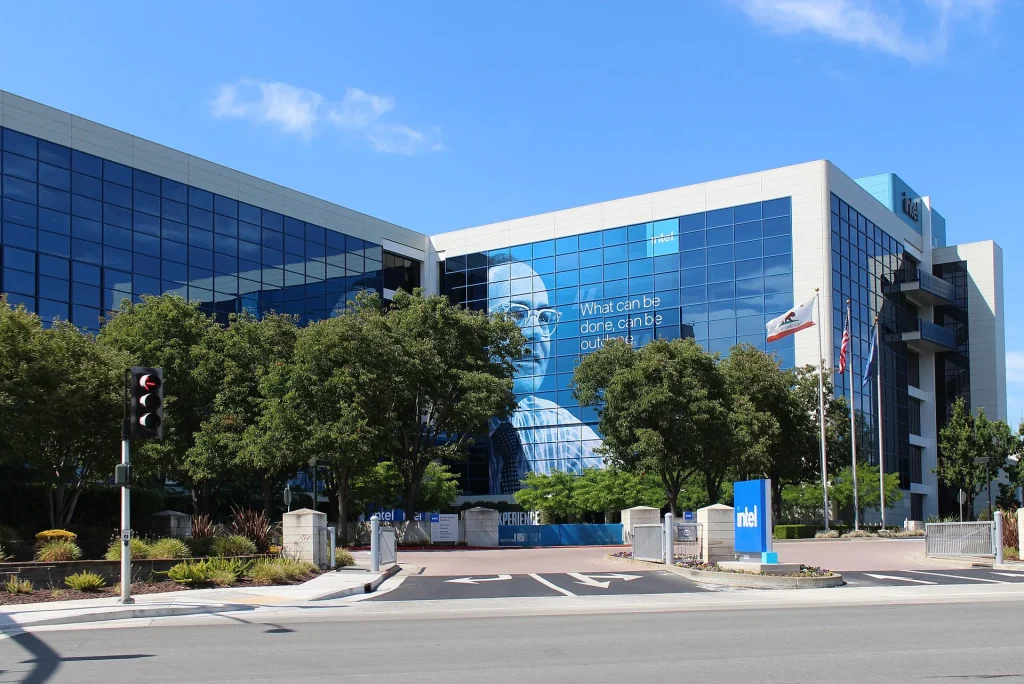 Intel INTC stock prediction: $148 bull case vs $62 bear case